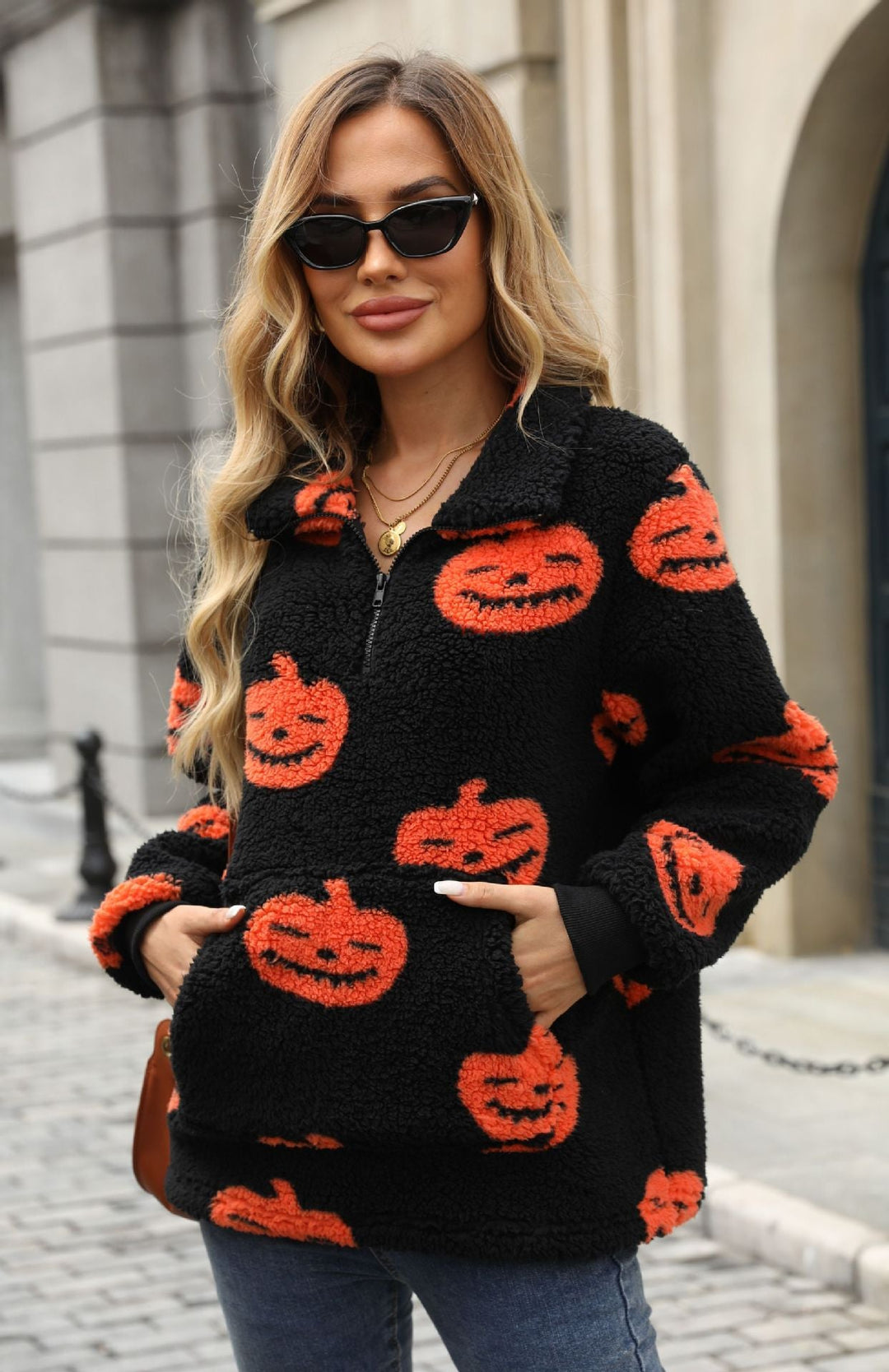Wende - Plush Pocket Halloween Sweatshirt 1